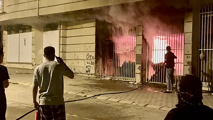 Geceyi Aydınlatan Alevler Mahallede Korku Yarattı