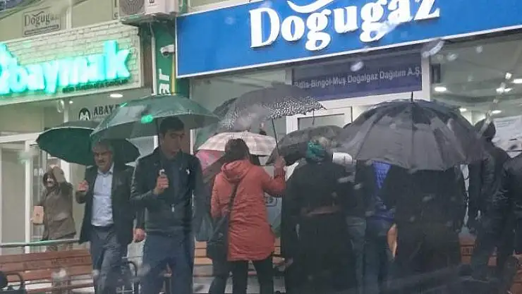 Bingöl'de 70'li Yılları Andıran Gaz Kuyruğu