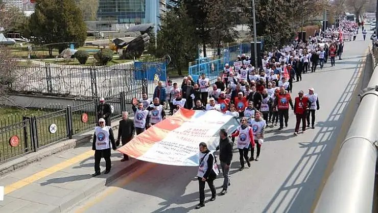 Eğitim-İş Binlerce Üyesi İle Anıtkabir'e Yürüdü