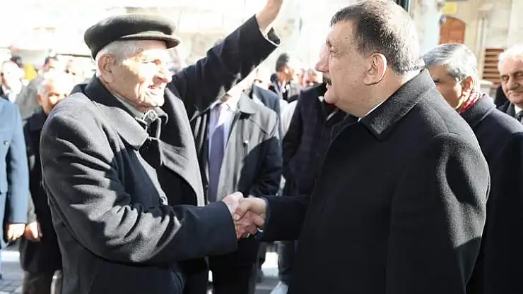 Esnaf ve vatandaşlar Gürkan'ı bağırlarına bastı