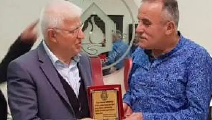 Duayen Spor Yazarı Karataş'a Plaket