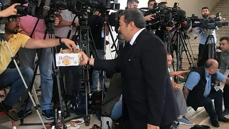 MHP milletvekili Fendoğlu, TBMM'de kayısı dağıttı