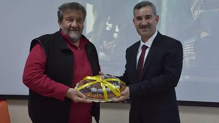 Coşkun Aral, Yeşilyurt Kent Konseyi'nde Fotoğrafçılarla Buluştu.