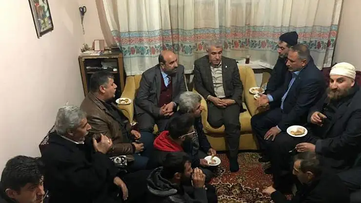 Yakamıza rozet takıp gezmek için değil, hizmet için göreve talibiz