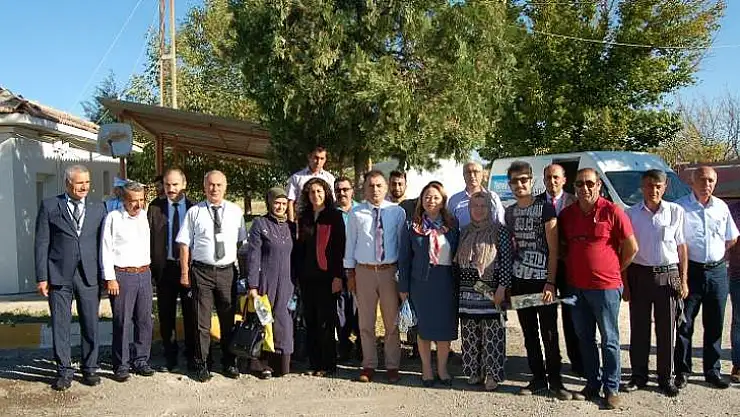 Karabulut, öğrencilerini ve personelini güllerle karşıladı