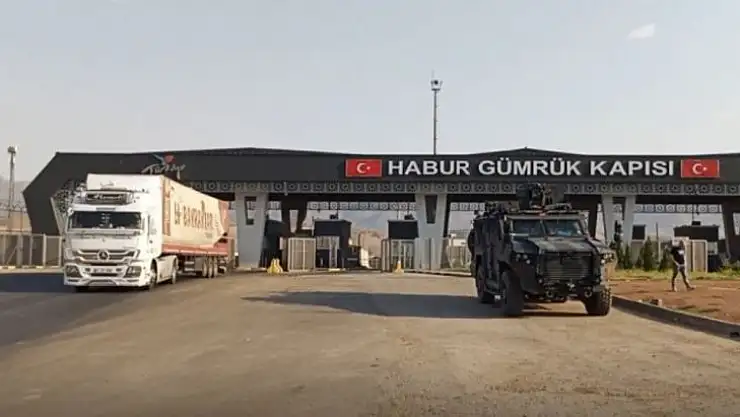 Habur Sınır Kapısından Irak'a yük taşıyan tır şoförleri araçların gölgesinde serinliyor