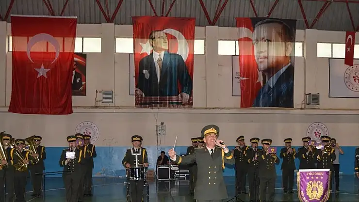 Hakkari'de askeri bando konser verdi