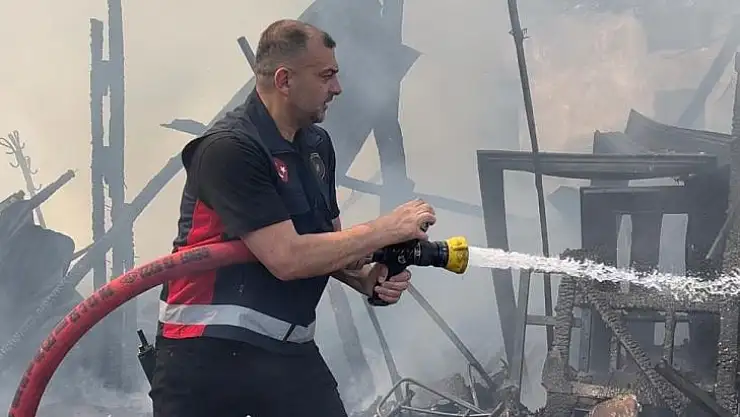 Hurda dolu ev yangınında İtfaiye 29 personel ile müdahele etti