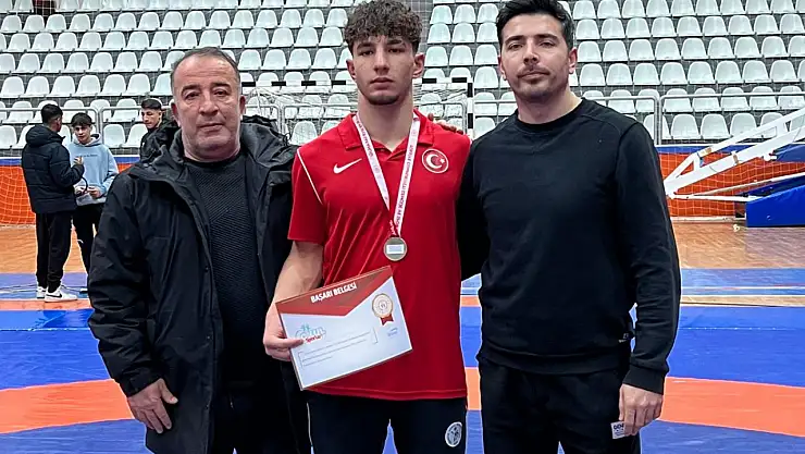 Hüseyin ÖZEN 71 kg'da Türkiye ikincisi oldu.