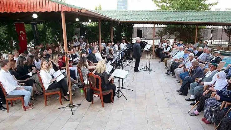 Huzurevi Sakinlerine Muhteşem Konser