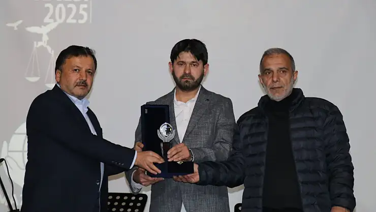 İLKHA'ya 'İnsan Hakları Basın Ödülü verildi