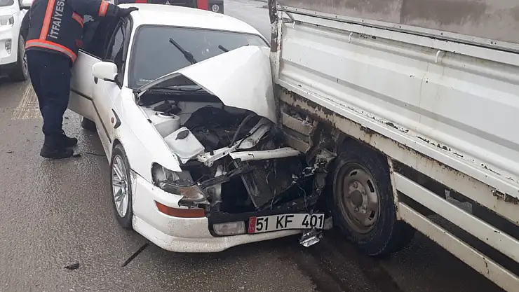 Kamyonetin altına giren otomobil sürücüsü yara almadan kurtuldu