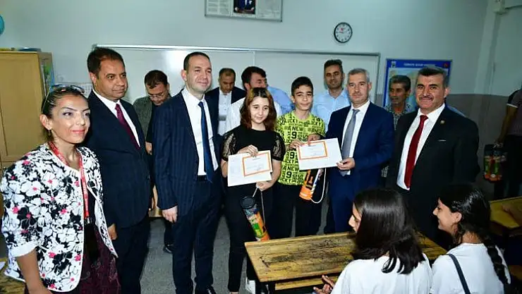 Kaymakam Uğurlu İle Başkan Çınar, Öğrencilerin Karne Sevincine Ortak Oldu