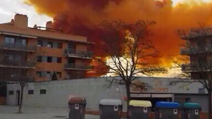 Kimyasal tesiste çıkan yangın nedeniyle 150 bin kişiye uyarı!