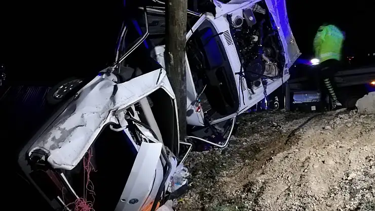 Kontrolden çıkan otomobil direğe çarptı: 1 ölü, 2 yaralı