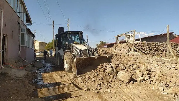 Kuluncak Belediyesi hizmetlere  hız kesmeden devam ediyor