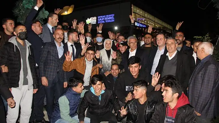 'Mahalle Bizim Gençlik Bizim' programında gençlerle bir araya geldi.