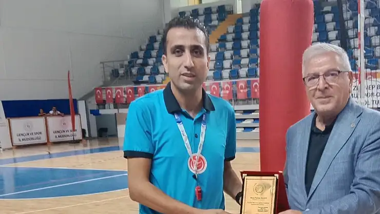 Malatya Amatör Spor Kulüpleri'nden Hakem Furkan Salduz'a Onur Plaketi