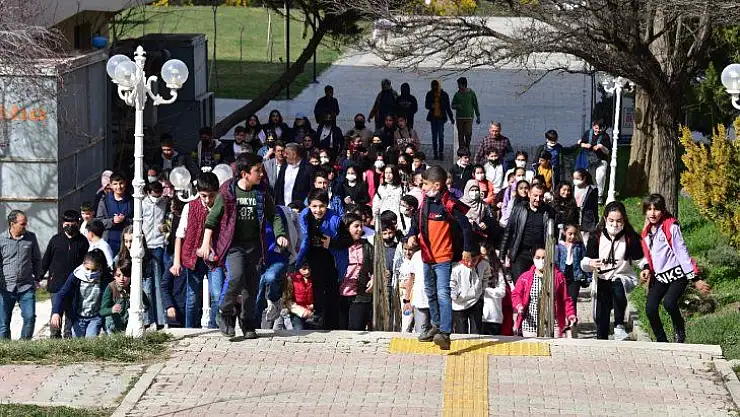 Malatya Büyükşehir Belediyesi Semt Konağı Öğrencileri Kütüphane Gezdi