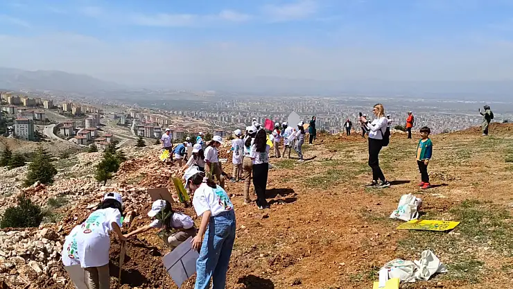 Malatya Büyükşehir Belediyesi'nden Fidan Dikimiyle Çevreye Duyarlı Adımlar Atılıyor