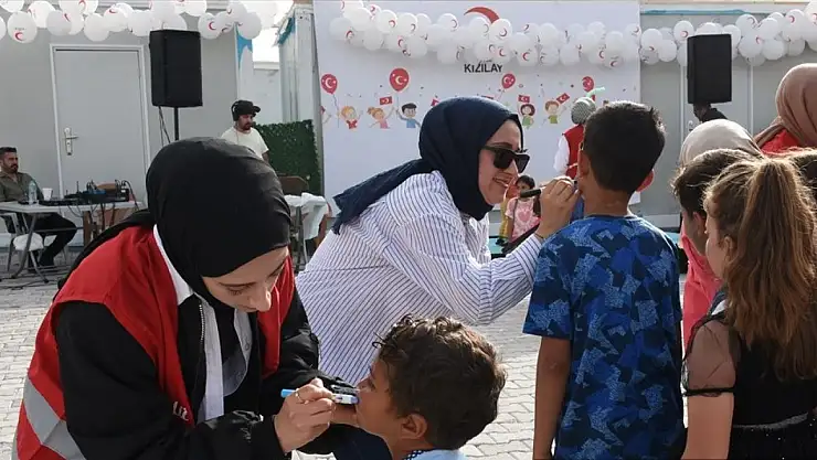 Malatya'da depremzede çocuklar Türk Kızılay ile 23 Nisan'ı kutladı