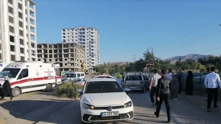 Malatya'da düğün konvoyundaki üç otomobilin çarpışması sonucu 2 kişi yaralandı