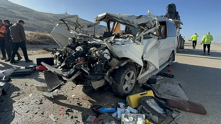 Malatya'da Feci Kaza: Minibüs Tıra Çarptı, 3 Kişi Hayatını Kaybetti
