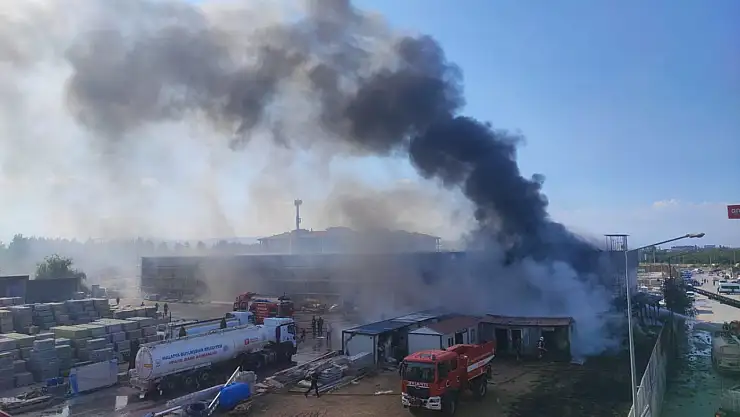 Malatya'da hırdavatçı alışveriş merkezinde büyük yangın çıktı