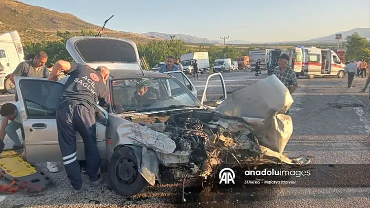 Malatya'da iki otomobil çarpıştı 1 kişi öldü, 5 kişi yaralandı