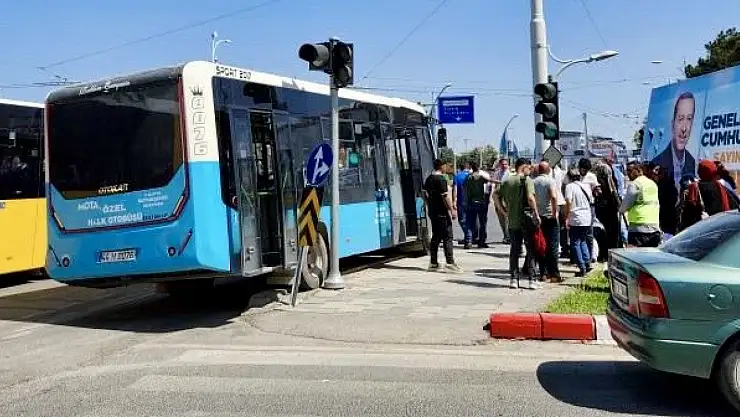 Malatya'da Maşti Kavşağı'nda Trafik Kazası: Otomobil Otobüse Çarptı