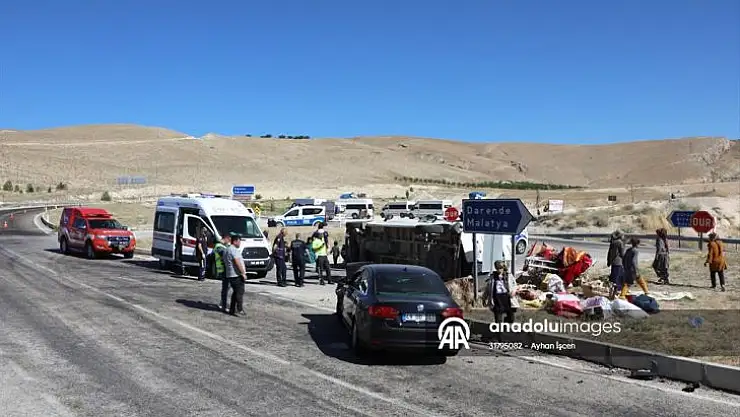 Malatya'da minibüs ile otomobil çarpıştı, 9 kişi yaralandı