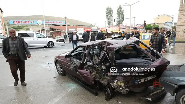 Malatya'da minibüs kırmızı ışıkta bekleyen araçlara çarptı, 7 kişi yaralandı