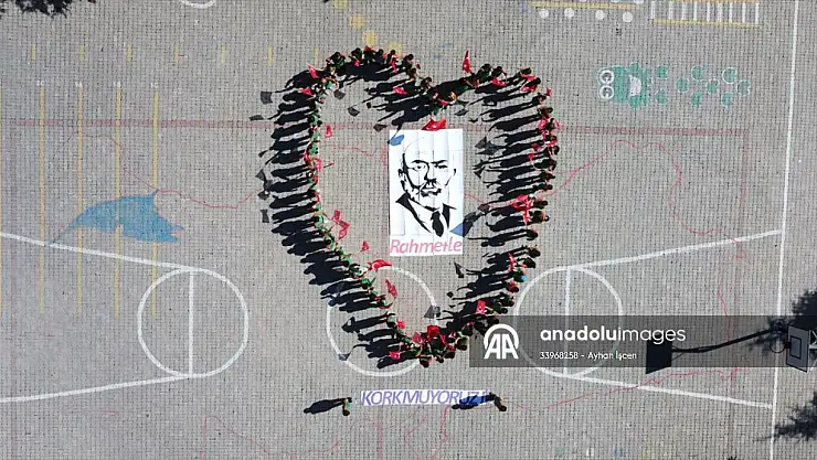 Malatya'da öğrenciler toplu taşıma aracında İstiklal Marşı'nı okudu