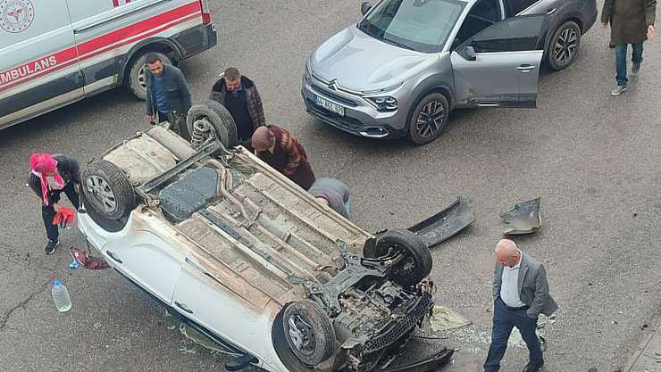 Malatya'da Park Halindeki Otomobil Kendiliğinden Hareket Etti: Öğrenci Yaralandı