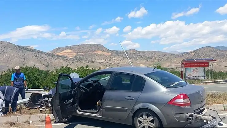 Malatya'da refüje çarpan otomobildeki 5 kişi yaralandı