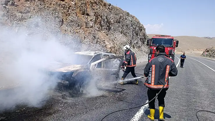 Malatya'da seyir halindeki araç alev aldı