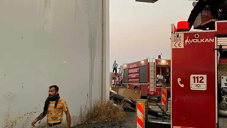 Malatya'da Tütün Fabrikasında Gece Yarısı Yangını: Sabah Kontrol Altına Alındı
