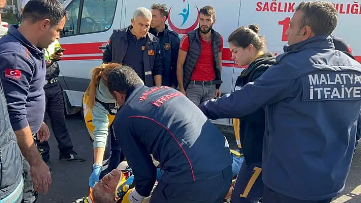 Malatya'da üç aracın karıştığı trafik kazasında 2 kişi yaralandı.