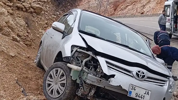 Malatya'da yol kenarına savrulan otomobildeki 3 kişi yaralandı