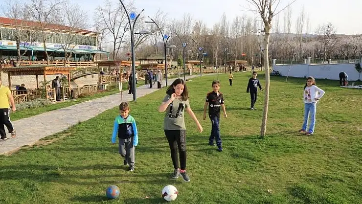 Vatandaşlar, Galip Demirel Çınar Park'a Akın Ediyor