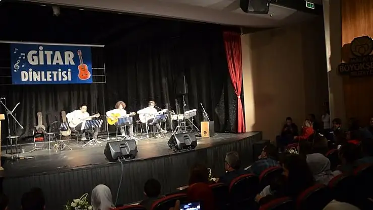 Gitar Dinletisine Yoğun İlgi