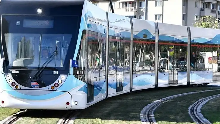 Konak Tramvayı'nda sıra Halkapınar geçişinde