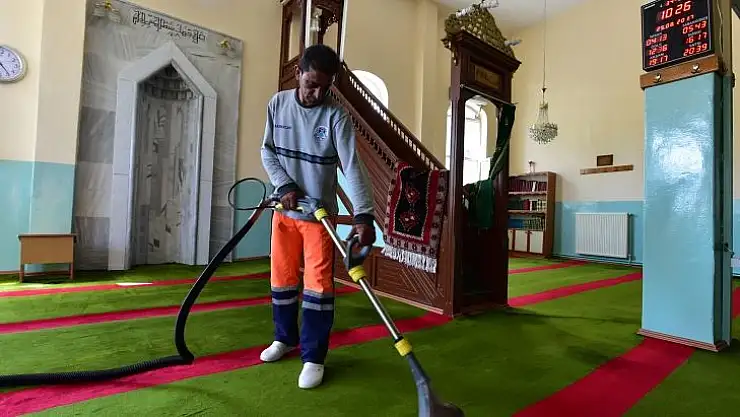 Bayram Öncesi Camilerin Genel Temizliği Yapılıyor