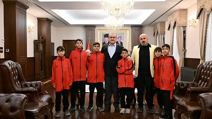 Malatyalı Hokeycilerden Milli Başarı: U16 ve U13 Sporcuları Vali Yavuz'u Ziyaret Etti