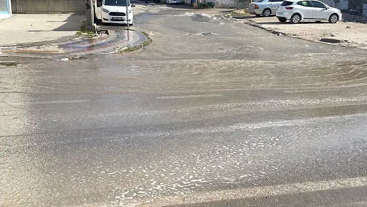 MASKİ skandalı: Yağmur yok, cadde göl oldu!