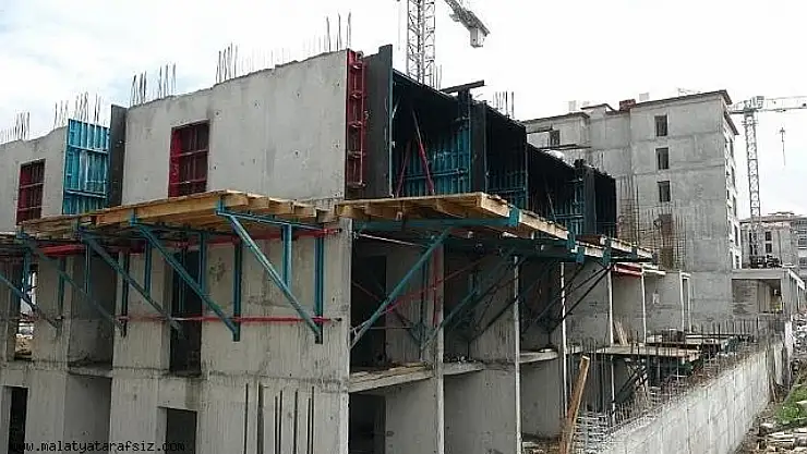 Merdivenden düşen işçi yaralandı