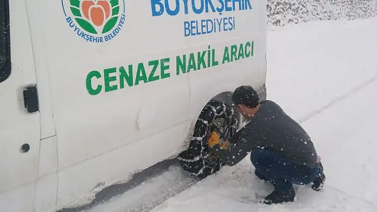 Mezarlıklar Müdürlüğünün Zorlu Kar Mesaisi