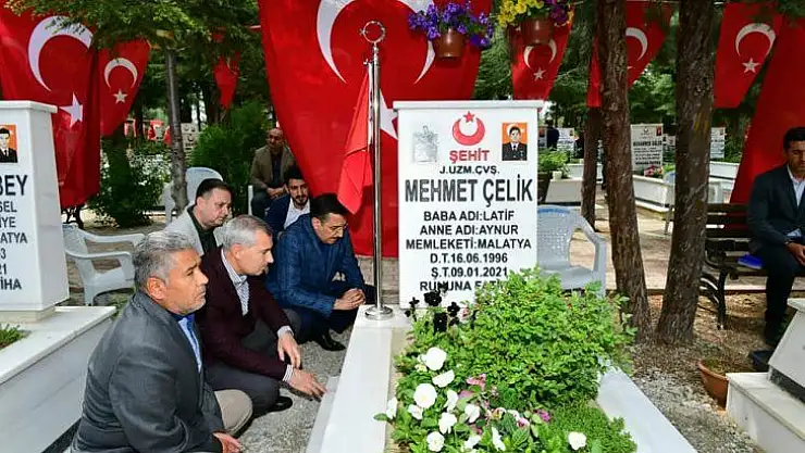 Milletvekili Tüfenkci İle Belediye Başkanı Çınar, Şehitliği Ziyaret Etti