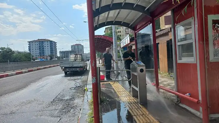 Motaş Deprem Sonrası Otobüs Duraklarında Bakım-Onarım Ve Temizlik Çalışmalarını Sürdürüyor