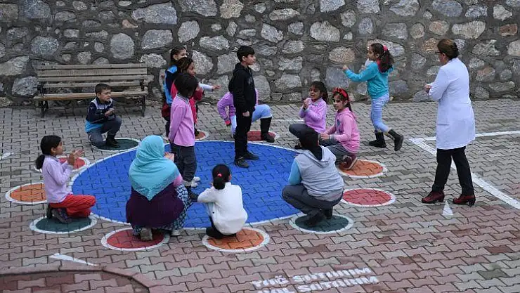 Okul Bahçeleri Rengârenk Oyun Alanlarına Dönüşüyor
